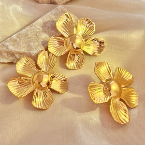 Women's Vintage Irregular Metal Texture Flower Stud Earrings Elegant Gold Floral Statement Earrings Fashion Jewelry Accessory