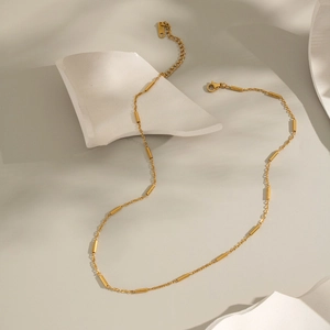 Collana minimalista in acciaio inossidabile placcato oro 18K con pendenti cilindrici su pietra