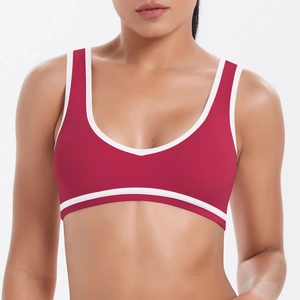 Détail d'un soutien-gorge de sport bordeaux avec liseré blanc et encolure en U