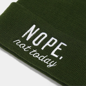 Bonnet en maille vert foncé avec broderie blanche NOPE. not today vue sous un angle de 45°