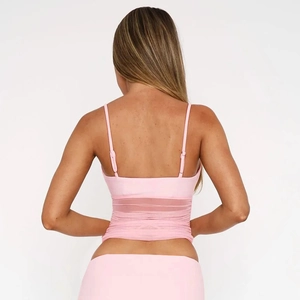 Détail du caraco rose avec empiècement en mesh transparent et fines bretelles réglables