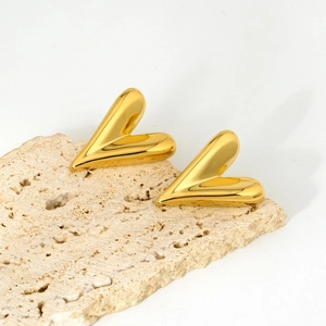 Polished 16K gold heart earrings made of 316L stainless steel on stone base