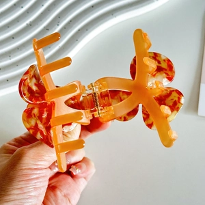 Amber acetate butterfly claw clip with tortoise shell pattern for women hair styling