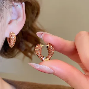 Élégantes boucles d'oreilles créoles cœur plaquées or 18k avec texture nervurée marron