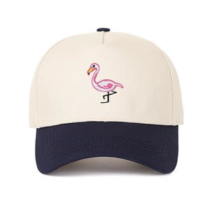 Detailaufnahme der Flamingo-Stickerei auf einer zweifarbigen Trucker-Mütze aus Baumwolle