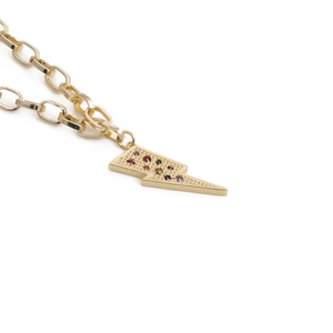 Collier pendentif éclair doré avec gemmes colorées sur un fond blanc épuré et net