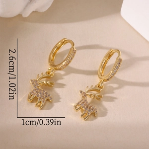 Détail macro de boucles d'oreilles cerf en or 14k avec zircon et dimensions de 2,6 cm