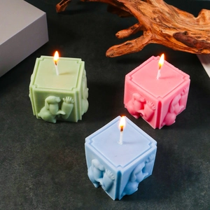 Bougies parfumées cube avec relief lapin de Pâques et carotte en vert rose et bleu
