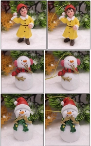 Trois figurines de Noël festives avec bonhomme de neige et garçon et cordons dorés