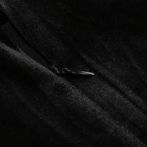 Vue détaillée de la texture du velours noir haut de gamme avec fermeture éclair invisible