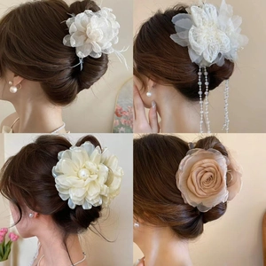 Elegante Haarklammern mit Organza-Blüten, Perlen und Quasten in der Seitenansicht