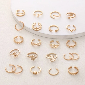 Détails du lot de 18 bagues dorées avec des motifs de cœur, de serpent et géométriques