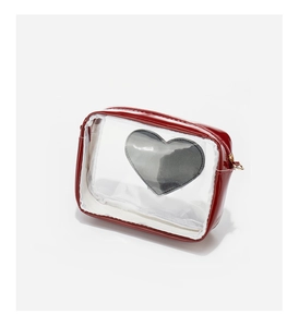 Vue de dessus d'un petit sac transparent avec bordure en cuir verni rouge et motif cœur