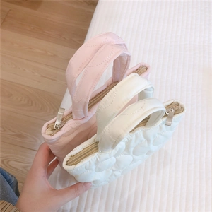 Dettaglio delle mini borse trapuntate rosa e beige con ricamo floreale e chiusura a zip