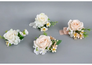Détails de corsages en roses artificielles et fleurs de poignet pour mariages blancs