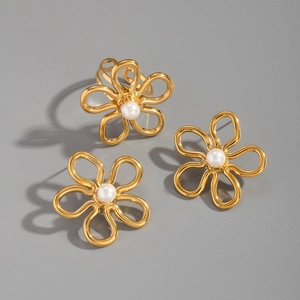 Détail de boucles d'oreilles et bague à fleurs en perles, acier doré 18 carats