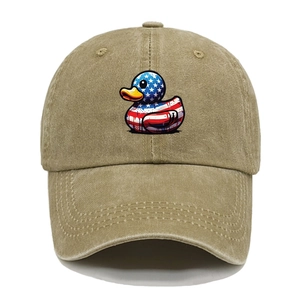 Détail du canard brodé patriotique sur la casquette de baseball en coton délavé