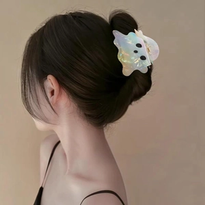 Pince à cheveux fantôme blanc iridescent pour queue de cheval sur cheveux bruns