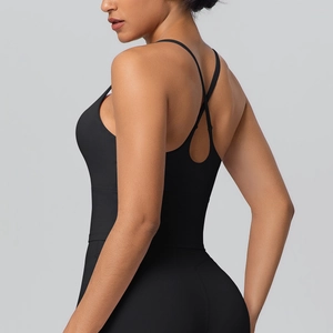 Détail d'un soutien-gorge de sport noir avec dos croisé et tissu à haute élasticité