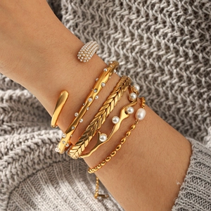 Set di bracciali eleganti in acciaio inossidabile placcato oro 18k con perle e bangles