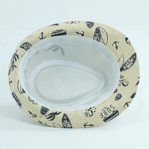 Dettaglio del cappello di paglia estivo con stampe surf nautiche e fascia interna