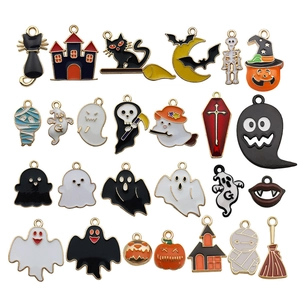Assortimento dettagliato di 24 ciondoli smaltati di Halloween con fantasma, zucca e pipistrello