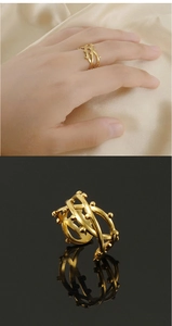 Détail macro de la bague en maille irrégulière plaquée or 18 carats ajourée