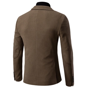 Détail arrière du blazer décontracté marron montrant les coudières et la texture tissée