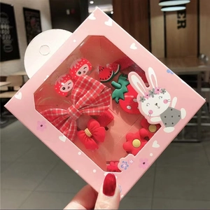 Detailaufnahme des Kinder-Haarschmuck-Sets in Rot mit Erdbeere in rosa Geschenkbox