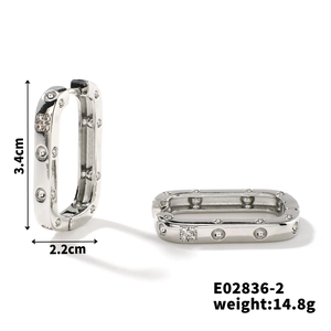 Détail de boucles d'oreilles rectangulaires en argent avec zircons et dimensions