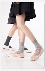Nahaufnahme von rosa und weißen Ballerinas aus Satin mit elastischen Bändern an einem Model