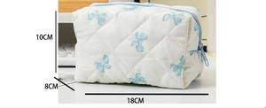 Detailed view showing 18x10x8cm dimensions for the floral cosmetic storage bag