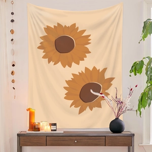 Detail eines minimalistischen Sonnenblumen-Wandteppichs in warmen Beige- und Ockertönen