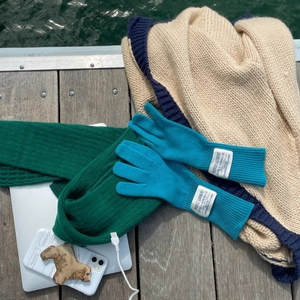 Guantes táctiles de 100% lana merina verde azulado con bufanda en cubierta de madera
