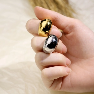 Anelli a cupola spessi in oro e argento lucido indossati per un look alla moda francese