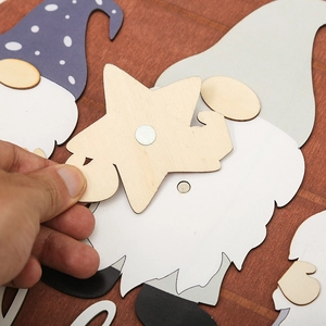 Détail de plaque de bienvenue en bois avec gnome magnétique et accessoires étoiles