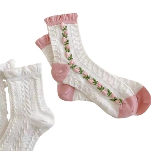 Weiße Wadenstrümpfe im japanischen Stil mit rosa Blumenstickerei und Rüschen am Saum