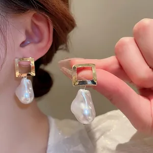 Orecchini eleganti con perle barocche irregolari e design geometrico quadrato in metallo dorato
