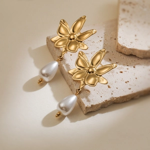 Orecchini a fiore placcati oro 18K con perle a goccia bianche su una base di pietra