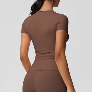 T-shirt de yoga marron foncé à manches courtes et coupe ajustée pour femme
