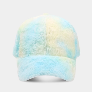 Dettaglio cappello baseball in pelliccia sintetica con sfumature pastello tie-dye