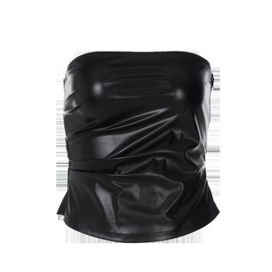 Détails de ce bustier en cuir PU noir avec texture plissée et fronces élégantes sur le devant