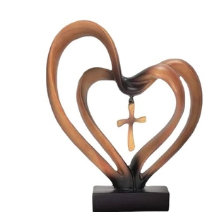 Sculpture de cœur moderne en résine avec croix sur socle pour décor de bureau