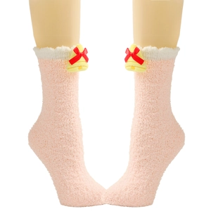 Detail von rosa Korallenvlies-Socken mit Pelzbesatz und gelben Glockenverzierung