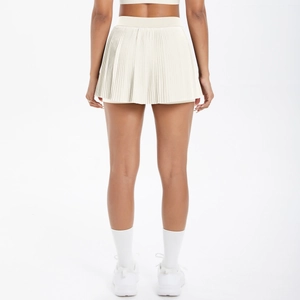 Détail d'une jupe de tennis plissée à taille haute en couleur ivoire au style sport