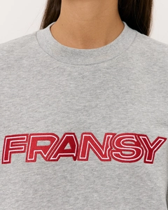 Détail de la broderie FRANSY et du col sur le sweat-shirt gris à col rond
