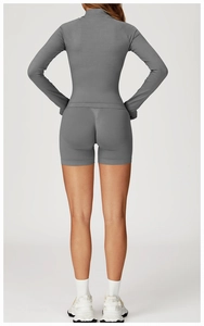 Vue arrière d'un ensemble de yoga gris sans couture avec short taille haute et haut à manches