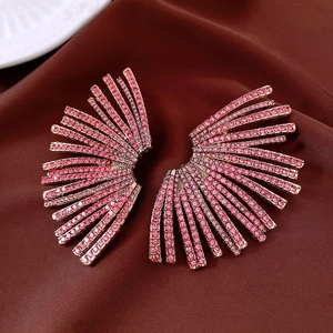 Vue détaillée des boucles d'oreilles en forme d'éventail avec strass roses et métal doré