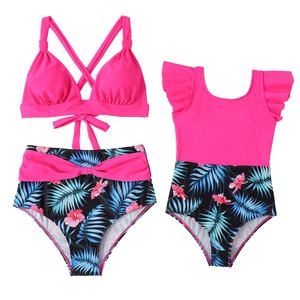 Détail du bikini rose vif et maillot de bain fille avec imprimé floral tropical