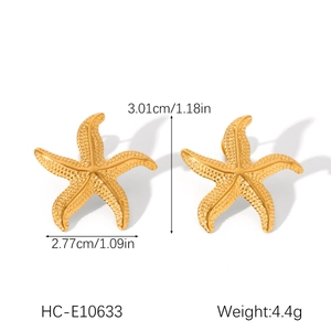 Vue détaillée des boucles d'oreilles étoile de mer dorées avec dimensions 3,01cm et 2,77cm